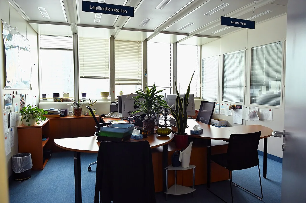 Ufficio con scrivanie e postazioni di lavoro