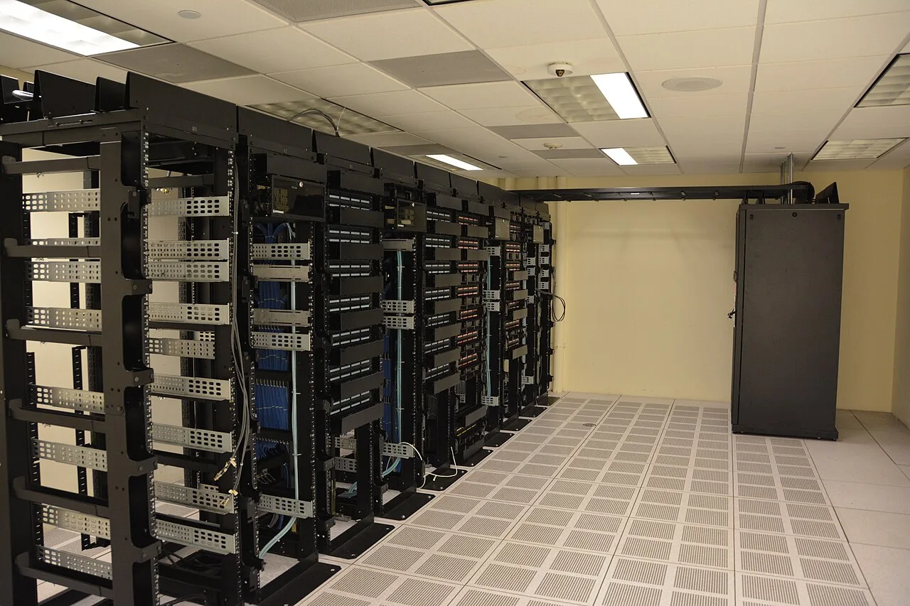 Armadi rack con server allineati in un data center