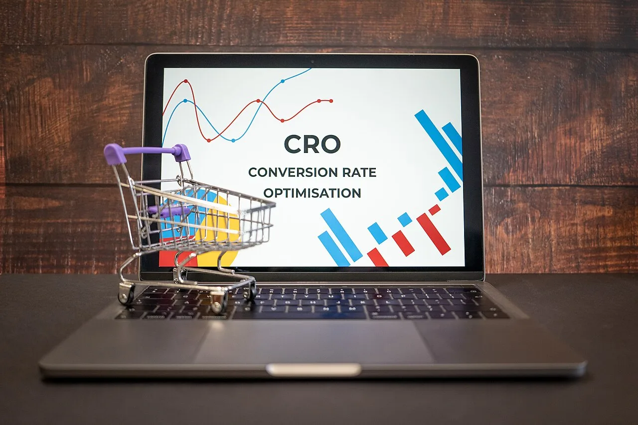 Portatile con la scritta CRO dedicata all ottimizzazione delle conversioni di un e-commerce