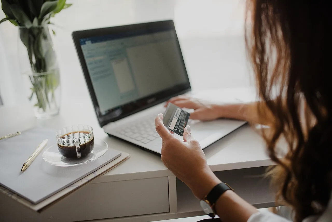 Pagamento online con carta di credito dal portatile