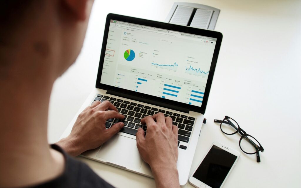 Persona al laptop che consulta una dashboard con i risultati delle campagne