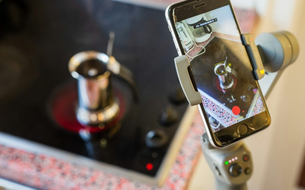 Smartphone su stabilizzatore che riprende una tazza per un video prodotto