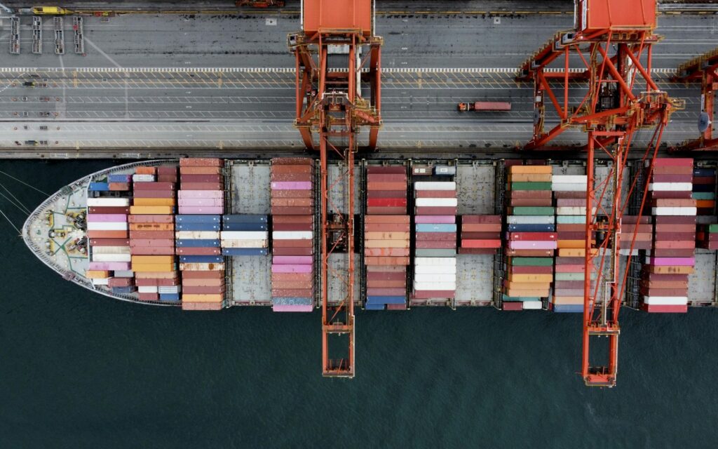 Vista aerea di una nave portacontainer in porto durante lo scarico delle merci